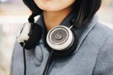 10 Best Wireless Over-Ear Noise-Cancelling Headphones in 2021