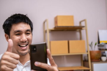 man holding smartphone to app application for sms send chat message online