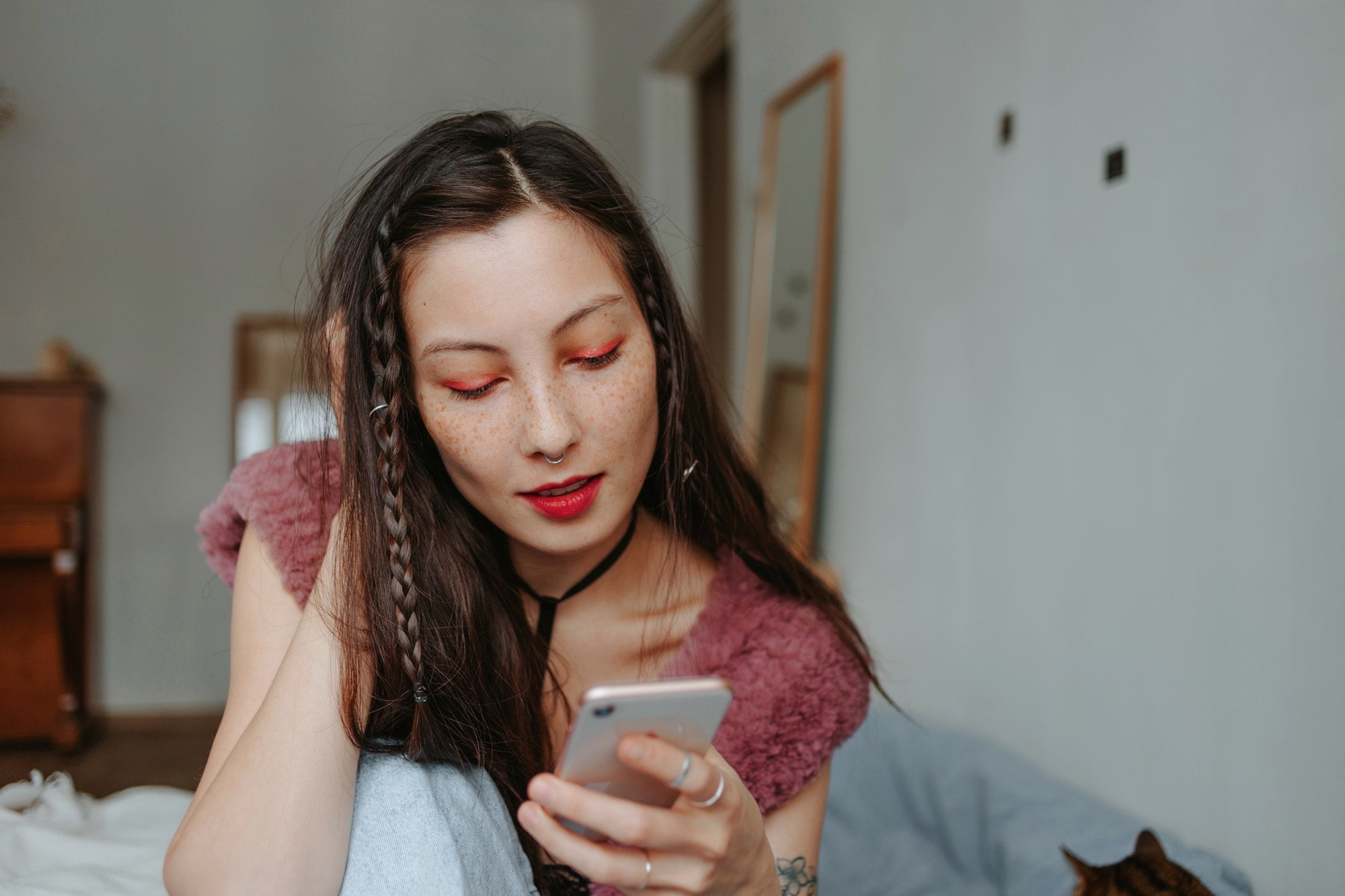 young woman smiling with the phone