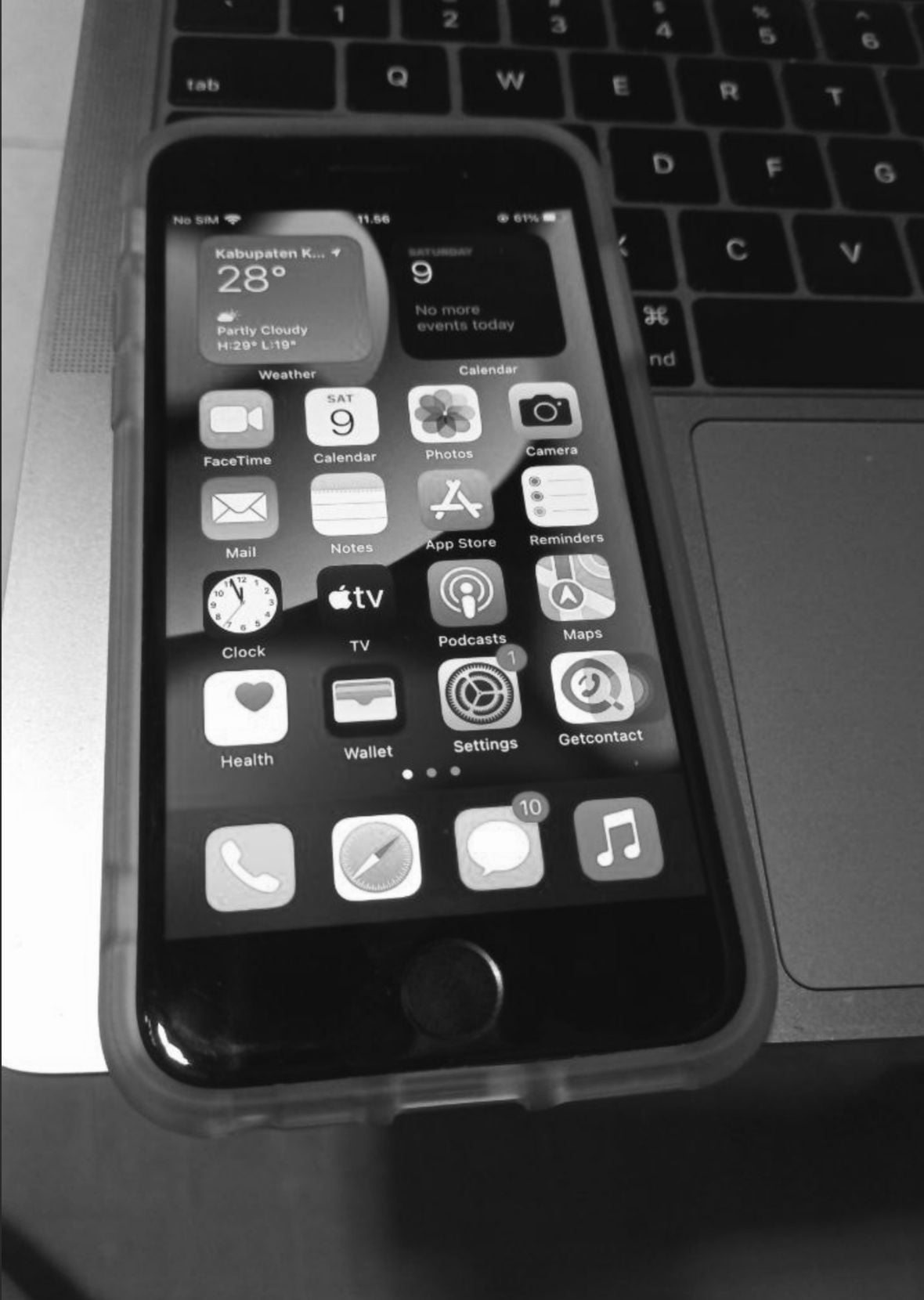 How to Fix Your iPhone Screen Turns Black and White