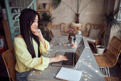 Beautiful business woman using laptop in cafes