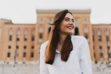 The young woman post in the city for photo