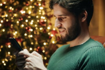 Man sends Christmas greetings with smartphone