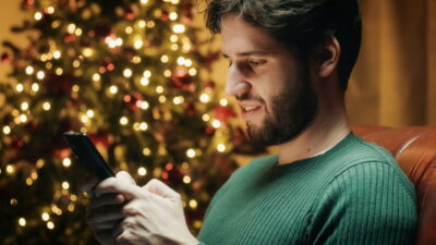 Man sends Christmas greetings with smartphone